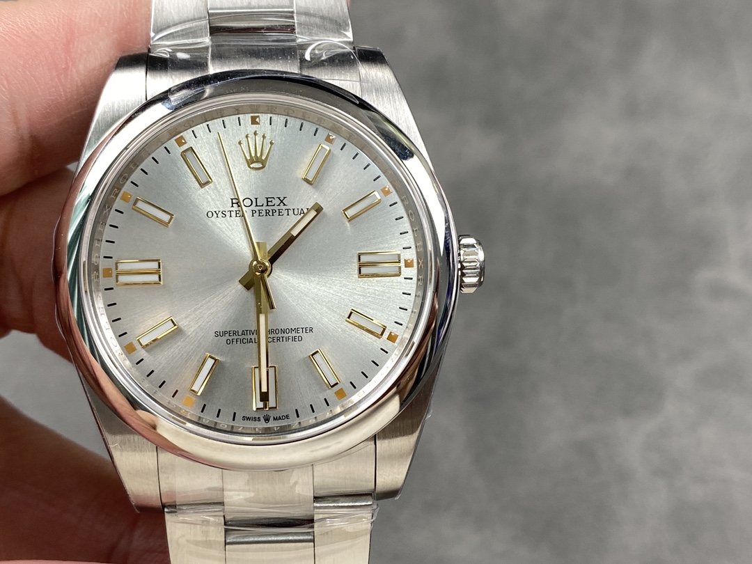 Rolex Oyster Perpetual 41mm Smooth Bezel Oyster Bracelet Silver Dial 124300 0001